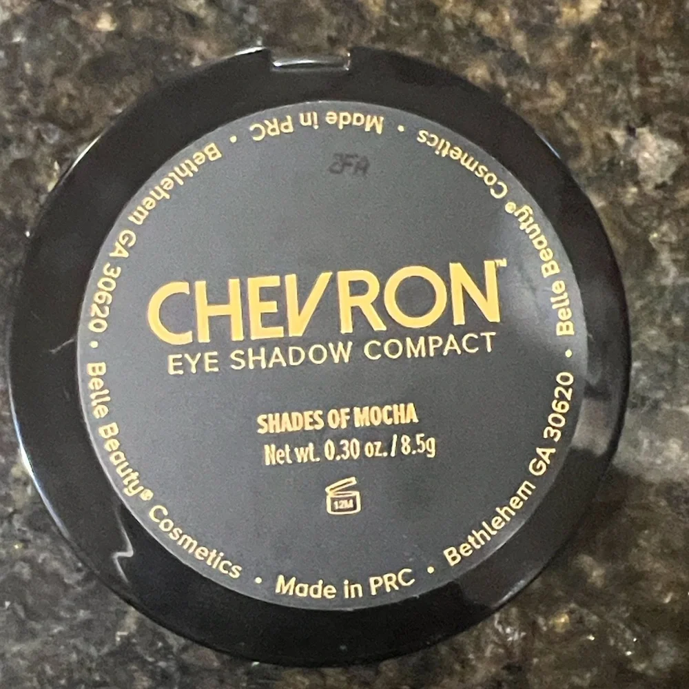 Belle Beauty by Kim Gravel - Chevron Eyeshadow Pallette w/brush